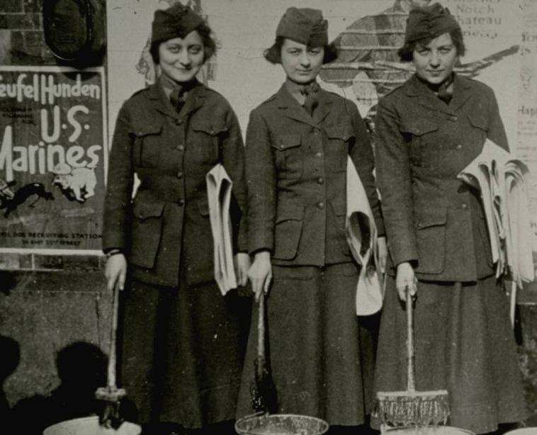 USMC Dress Blues - WOMEN'S SERVICES UNIFORMS - U.S. Militaria Forum USMC Dress Blues - WOMEN'S SERVICES UNIFORMS - U.S. Militaria Forum