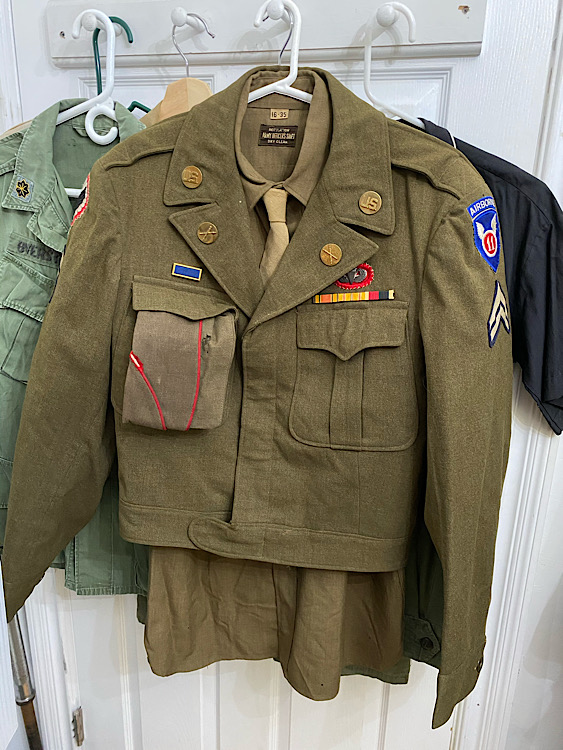 UNIFORMS OF WORLD WAR Ⅱ World War II 11th Airborne Infantry Officer Service Coat