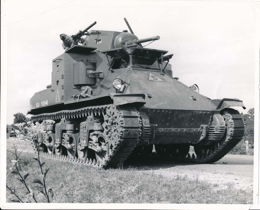 1633770966_MediumTankofthe67thInfantryduring3rdArmymaneuvers1940.jpg.f2b64fd09a6dd6c5ddbb4545e0df3bd8.jpg