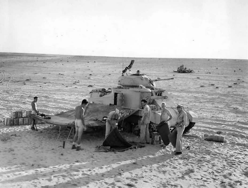 M3_Grant_Tank_Crews_Set_Up_for_the_Night_in_Egyptain_Desert_1942.jpg