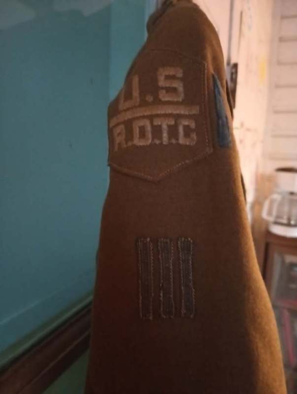 I just bought this at a flea market. Have never seen a uniform like it ...