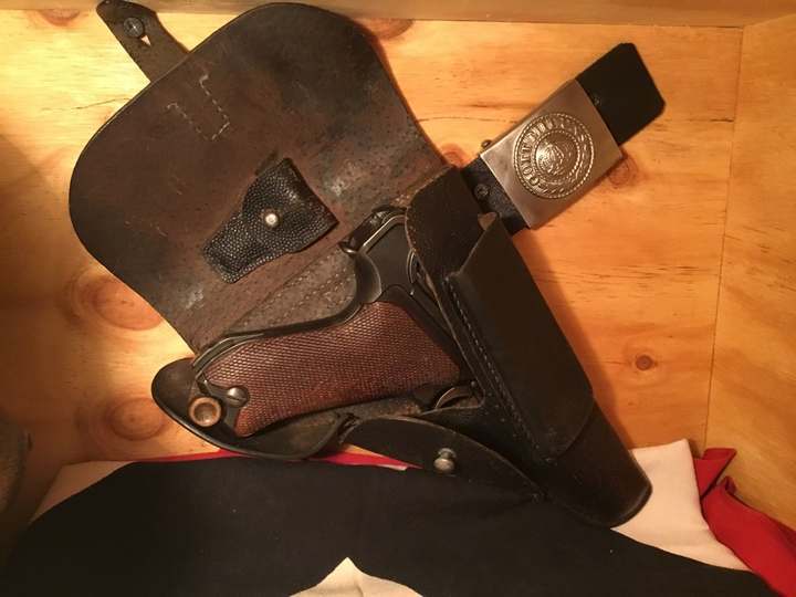 lugerinholster.jpg.e006acaa8fdf208f5699555e4ca59140.jpg