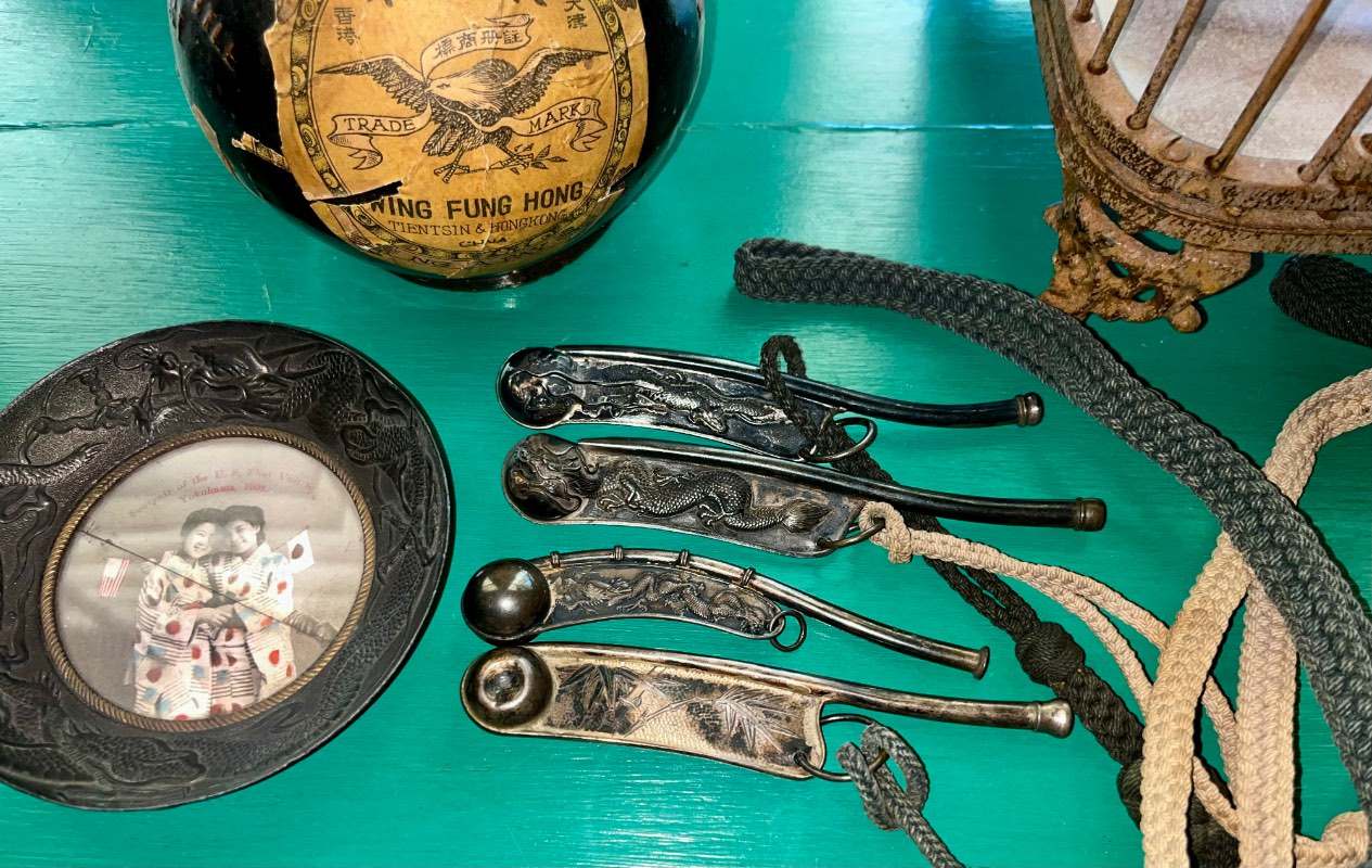 Old Navy Knick Knacks Chinese Bosun Pipes & Yokohama 1908 Keepsake (18981916) SPANISH