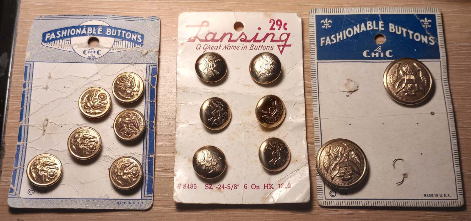 Civilianfashionbuttonslikemilitary(2).jpg.6351167e68481fd10a8b54b3045a6692.jpg
