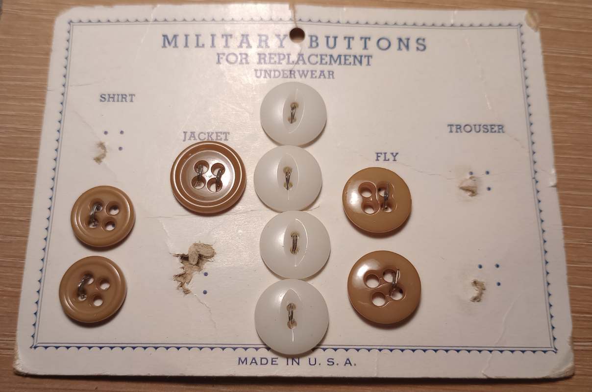 WWIIreplacementbuttonsetoncardcivilianmake(1).jpg.03db35fa1371fb6ba8e2ab790c73acce.jpg