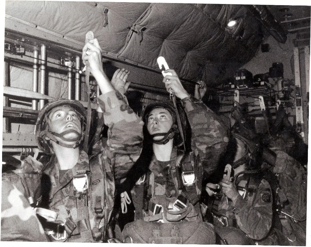 Parachutistshookontoanchorcable.png.492b916c300a71f68bfde6193af5943c.png